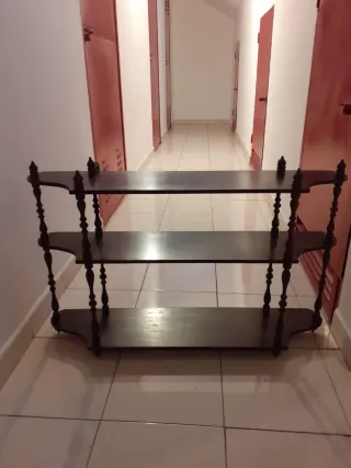 Estantería de madera oscura