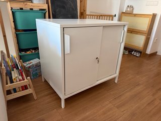 Guardaroba bianco con ante scorrevoli