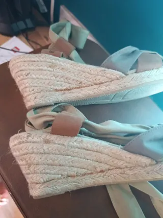 Sandalias cuña Kickers atadas al tobillo sin usar