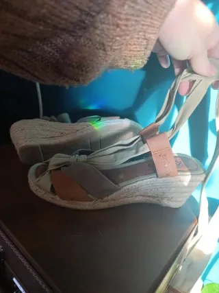 Sandalias cuña Kickers atadas al tobillo sin usar