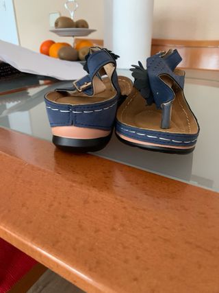Sandalias azules con flor