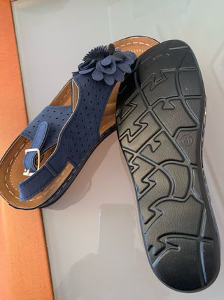Sandalias azules con flor