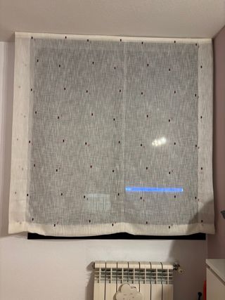 Estor Paqueto con detalles en rosa y morado.