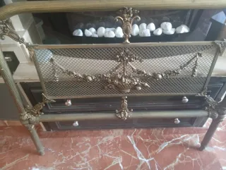 Cama de hierro dorada