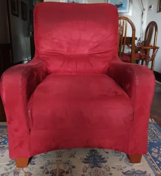 Sofá de tela rojo y dos butacones