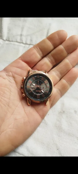 Reloj de pulsera dorado y negro