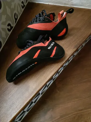 Pies de gato Five Ten negros y rojos