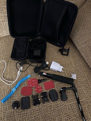 GoPro Hero 4 con funda, maletin y accesorios