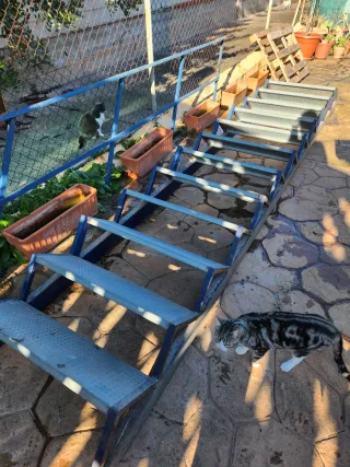 Escalera industrial metálica