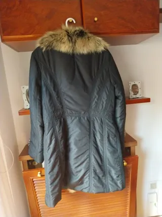 Abrigo negro con cuello y bordes de zorro