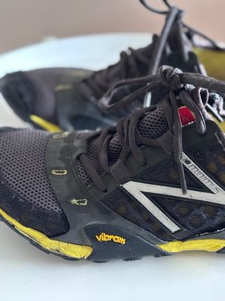 Zapatillas Trail Running Negro y Amarillo