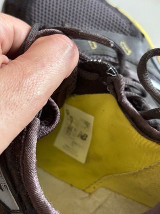 Zapatillas Trail Running Negro y Amarillo