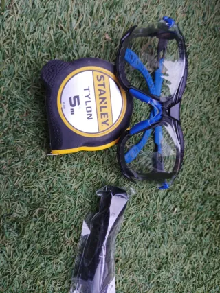 Gafas 3M y Flexómetro Stanley