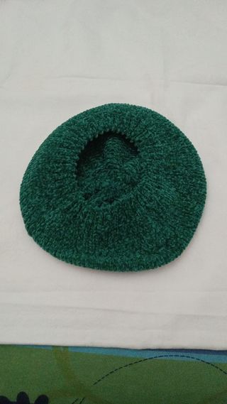 Cappello verde in maglia