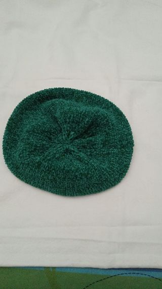Cappello verde in maglia