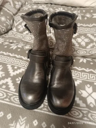 Botas moteras gris plateado.