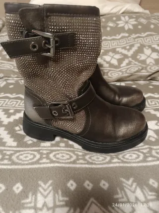 Botas moteras gris plateado.