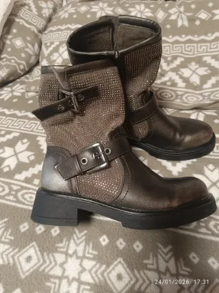 Botas moteras gris plateado.