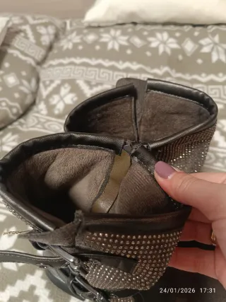 Botas moteras gris plateado.