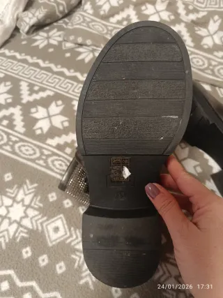 Botas moteras gris plateado.