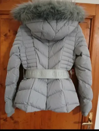 Cazadora Guess, con plumas naturales