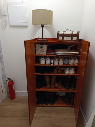 Mueble zapatero de madera marrón