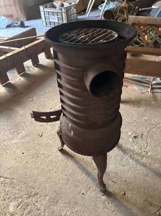 Estufa de leña antigua de metal