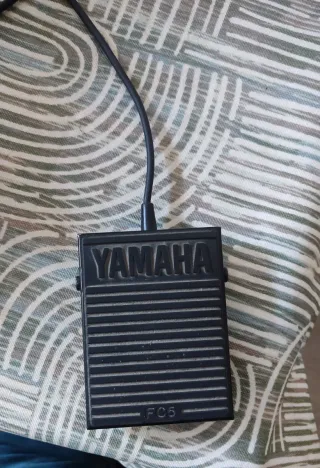 Piano Eléctrico Yamaha PSR-EW300