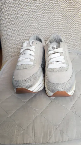 Zapatillas sneakers beige y plateadas