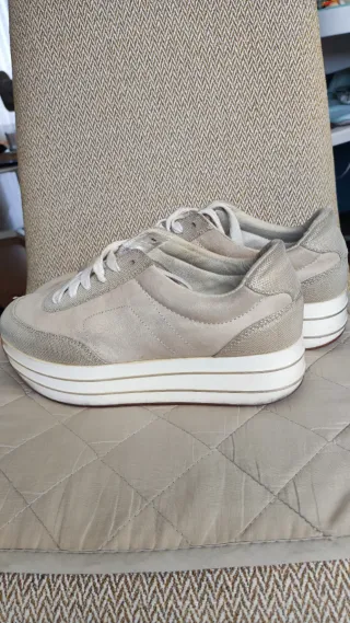 Zapatillas sneakers beige y plateadas