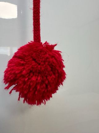 Gorro de punto con diseño a rayas y pompón.