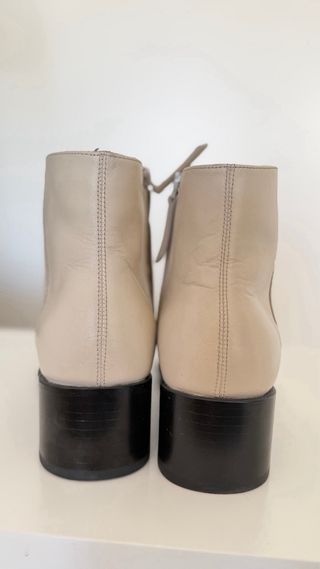Botas de Piel Beige con Tacón