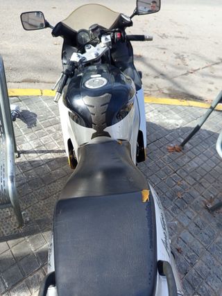 Moto Yamaha Deportiva Negra y Amarilla