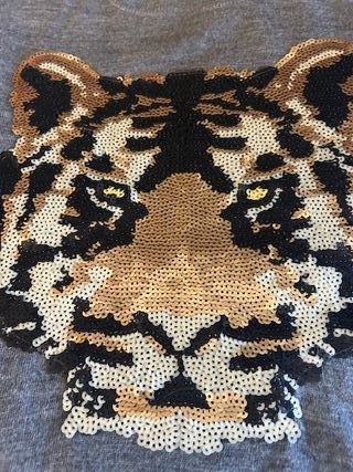 Jersey de lana gris con diseño de tigre en lenteju