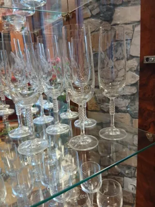 Cristalería de vidrio con grabados,  46 piezas