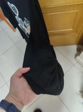 Camisa negra con estampado de corazones