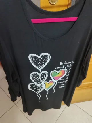 Camisa negra con estampado de corazones