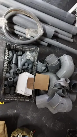Piezas y codos de PVC