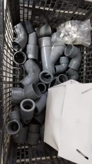Piezas y codos de PVC