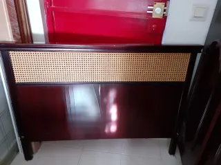 Cabecero de cama de madera y ratán