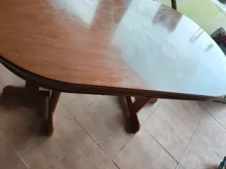 Mesa de comedor de madera
