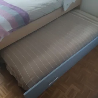 Se vende cama nido con dos colchones y almohadas,