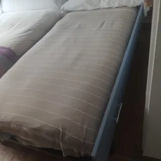 Se vende cama nido con dos colchones y almohadas,