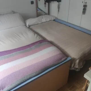 Se vende cama nido con dos colchones y almohadas,