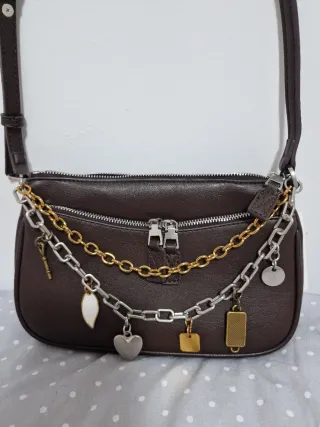 Bolso Zara marrón con charms