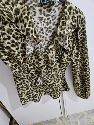 Blusa con estampado leopardo