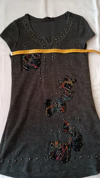 Vestido gris manga corta con apliques