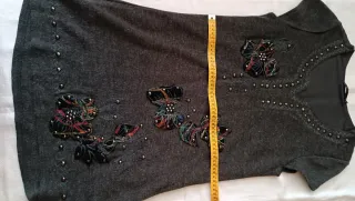 Vestido gris manga corta con apliques