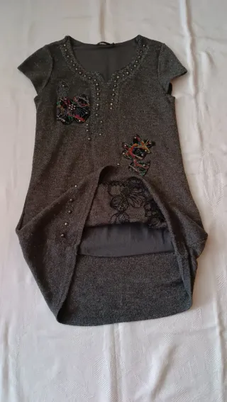 Vestido gris manga corta con apliques