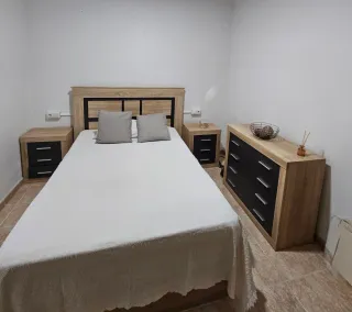 Dormitorio madera y gris oscuro con colchon